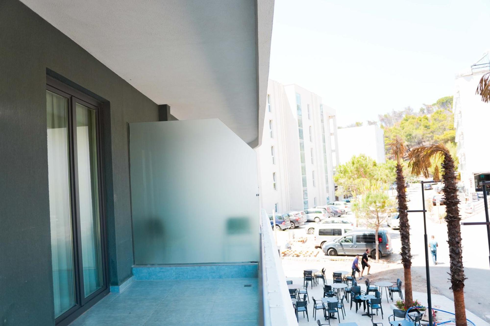 Ilyonis & Hotel