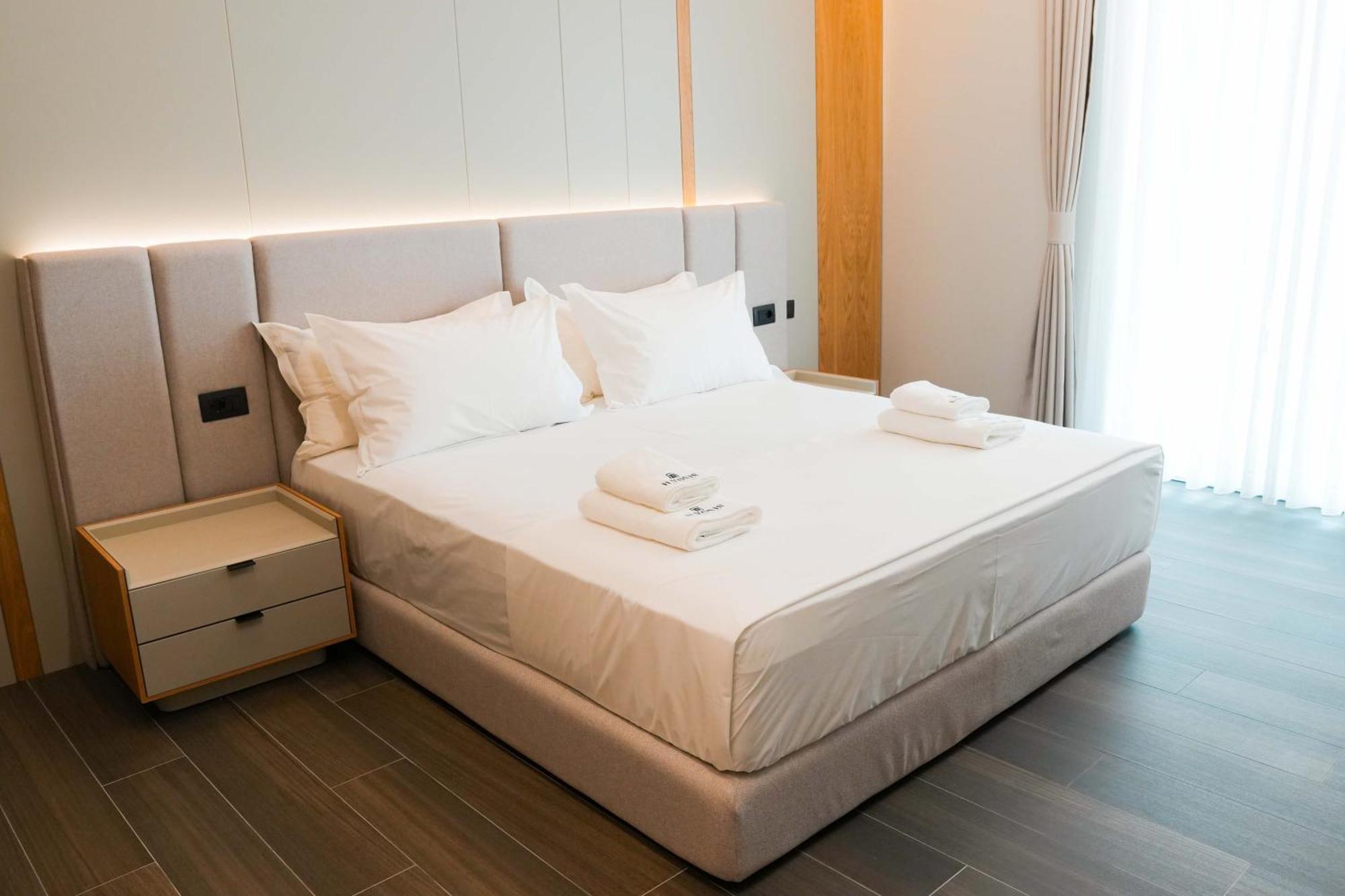 Ilyonis & Hotel